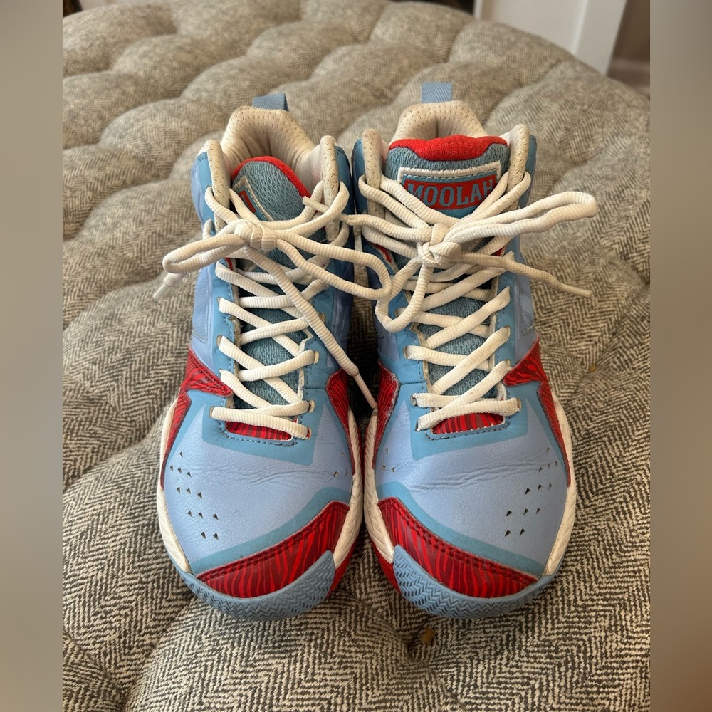 Size 4 girls/boys Moolah basketball shoes